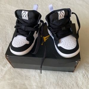 Jordan 1 mid SE toddler size 5 black/white